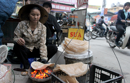 Mẹ của Hiếu quạt bánh đa ngoài chợ